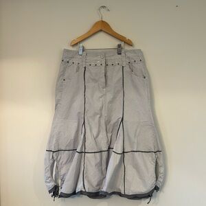 Striped Balloon-Hem A-Line Skirt in Light Gray with Contrast Piping